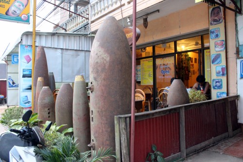 v�zdoba restaurace z nevybuchl�ch bomb